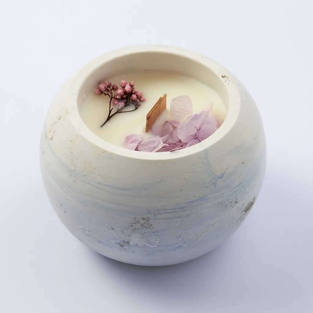 Vela artesanal esférica de Flores de Diosa – floral / armonioso (120 g)