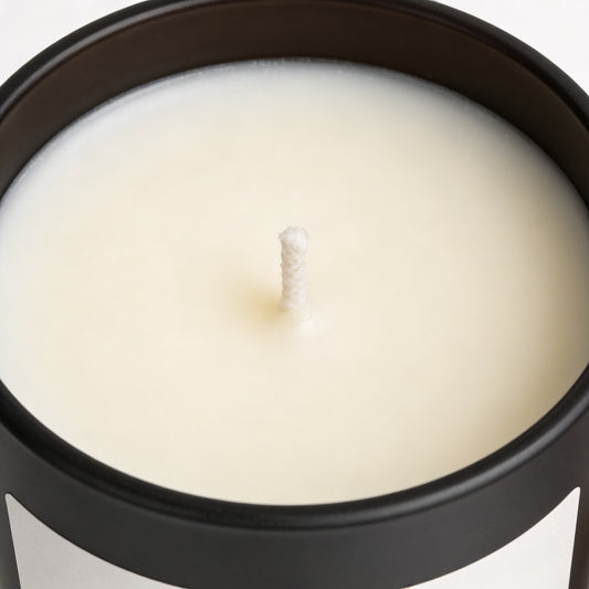 Vela aromática de Peony en vaso negro mate (200 g)