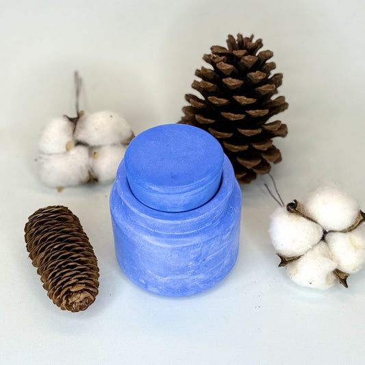 Vela Christmas Tree con tapa – Azul eléctrico y aroma a pino