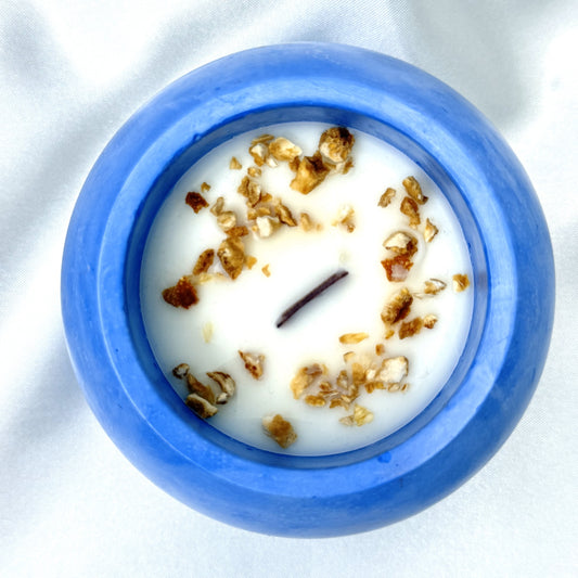 Vela esférica azul eléctrica con corteza de naranja, aroma té verde y pepino, 120g