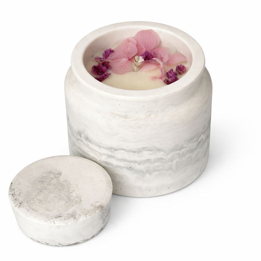 Vela artesanal de Peony – floral / suave (90 g)