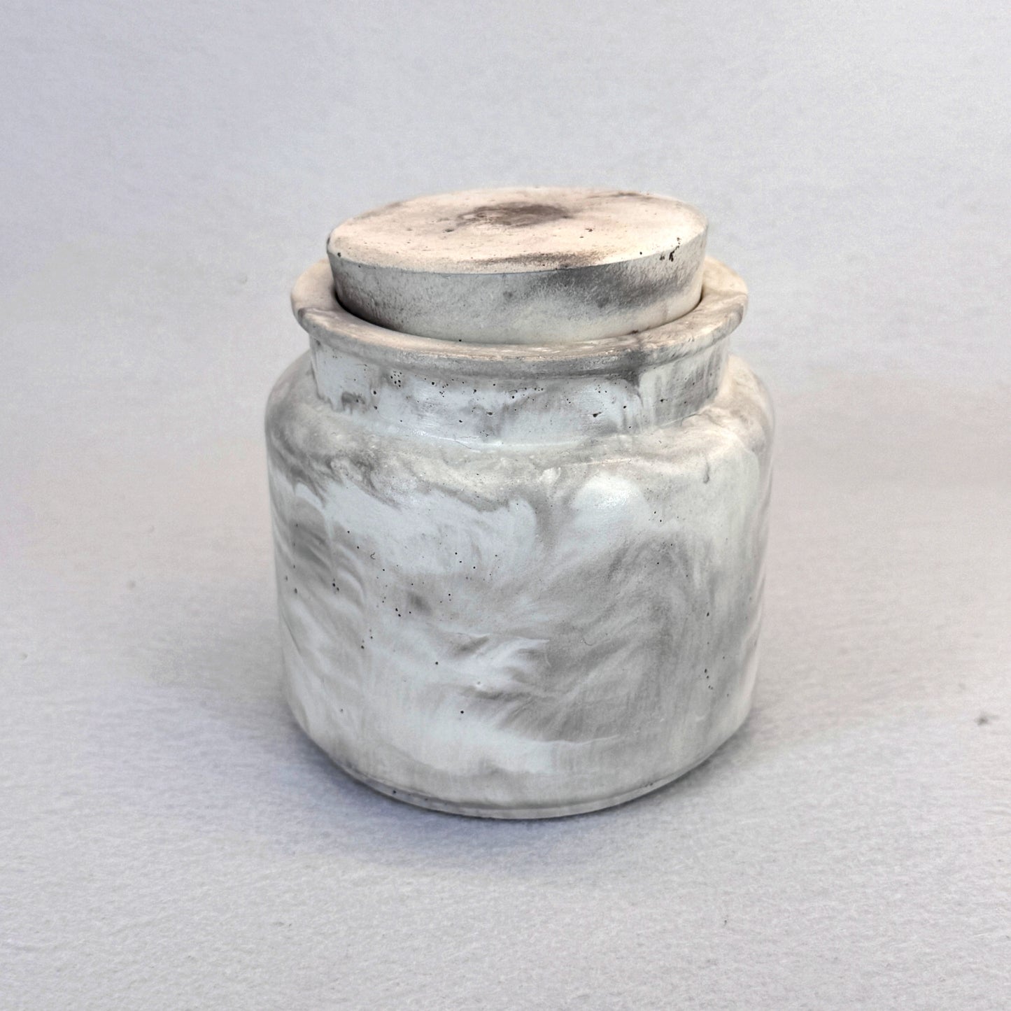 MÁRMOL MARRÓN-BLANCO – Vela Estándar con Tapa (90g) - "Corazón de Café Excelsium"
