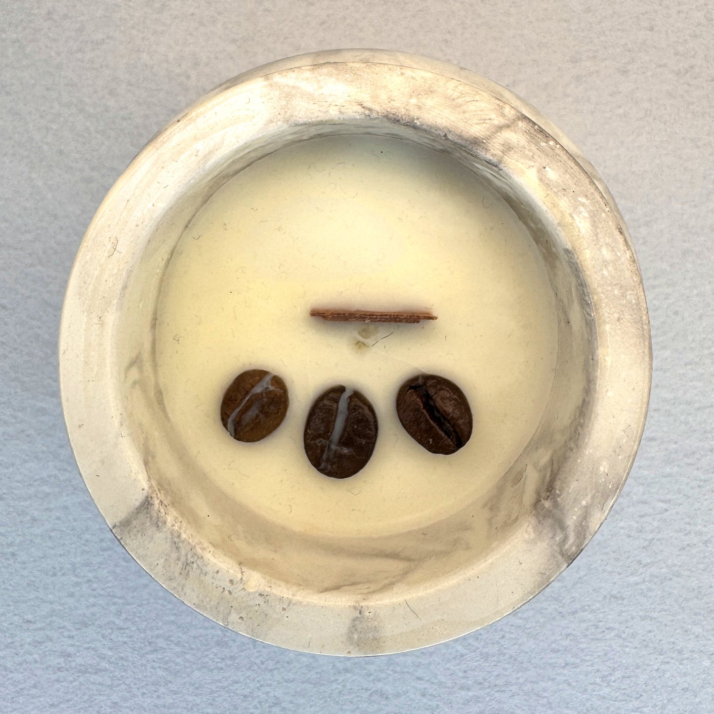 MÁRMOL MARRÓN-BLANCO – Vela Estándar con Tapa (90g) - "Corazón de Café Excelsium"