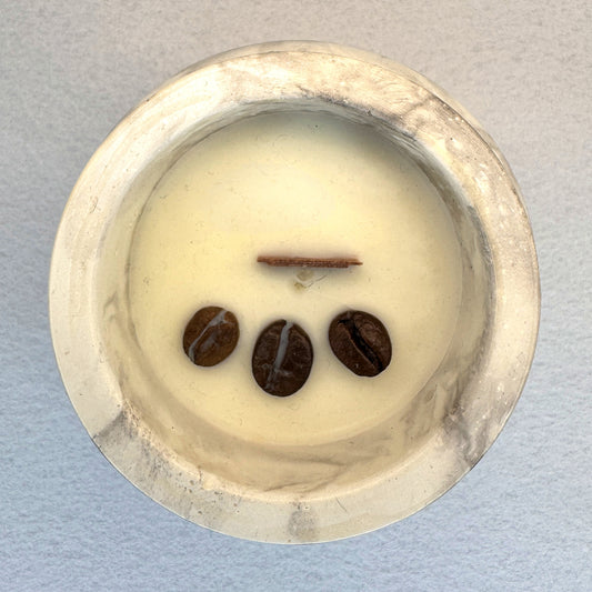 MÁRMOL MARRÓN-BLANCO – Vela Estándar con Tapa (90g) - "Corazón de Café Excelsium"