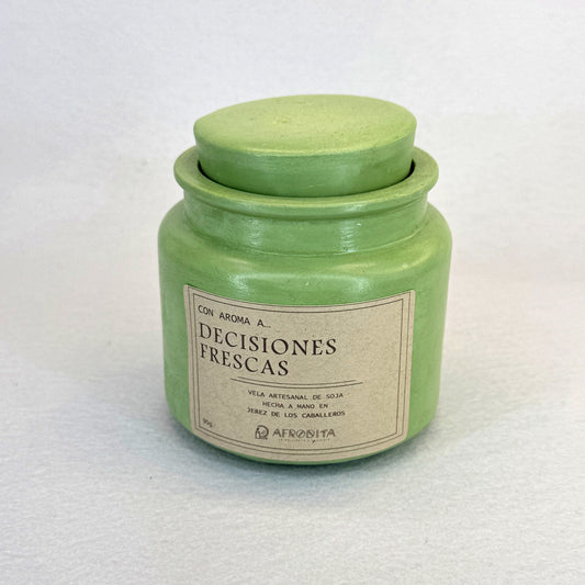 VERDE PASTEL - Vela Estándar con Tapa (90g) - “Con aroma a… DECISIONES FRESCAS”