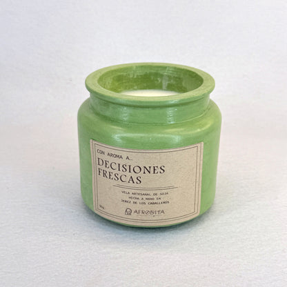 VERDE PASTEL - Vela Estándar con Tapa (90g) - “Con aroma a… DECISIONES FRESCAS”