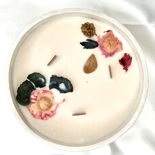 Vela grande redonda marmoleada blanco-gris con flores secas y aroma a caramelo salado, 600g