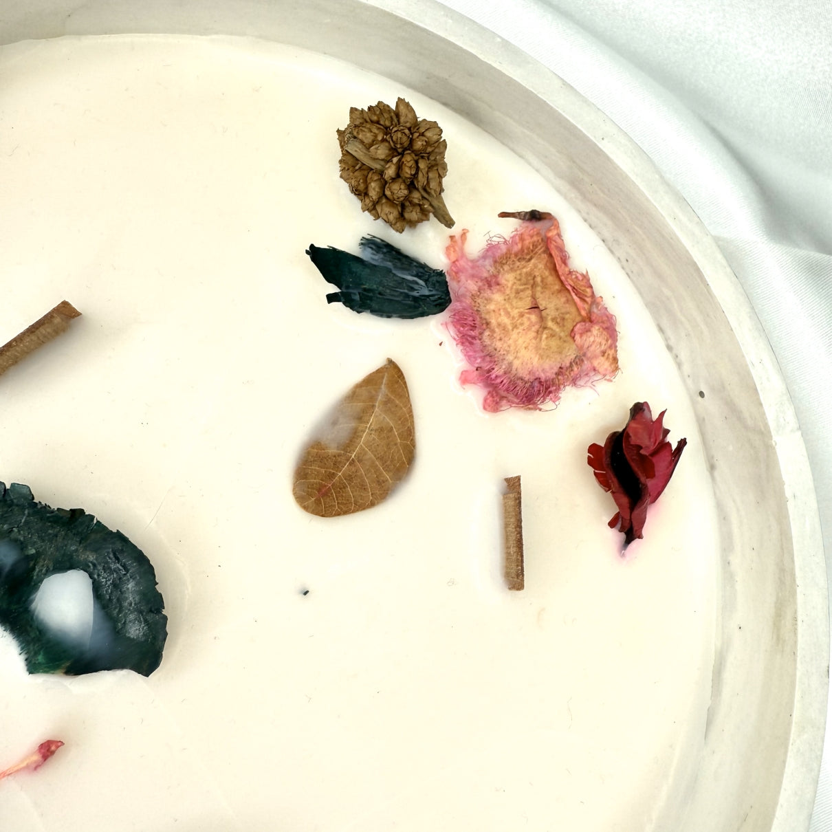 Vela grande redonda marmoleada blanco-gris con flores secas y aroma a caramelo salado, 600g