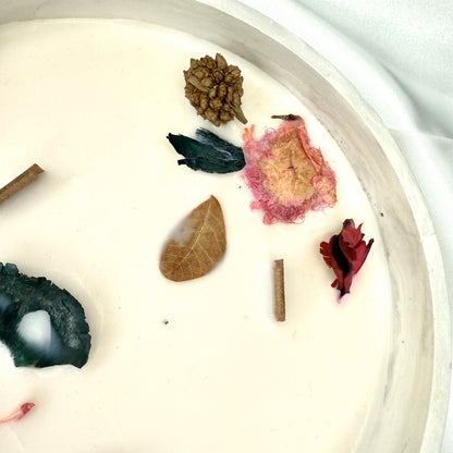 Vela grande redonda marmoleada blanco-gris con flores secas y aroma a caramelo salado, 600g