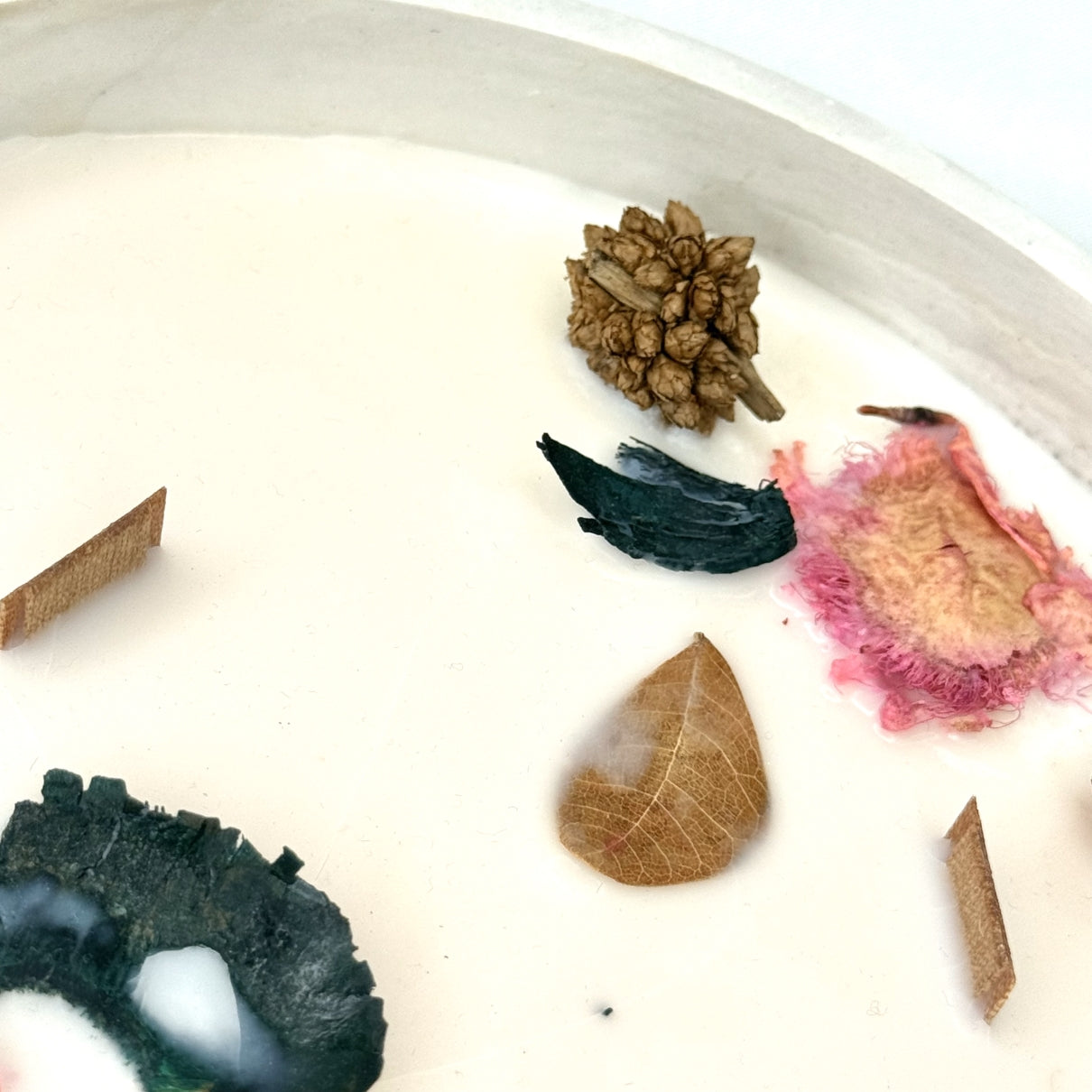 Vela grande redonda marmoleada blanco-gris con flores secas y aroma a caramelo salado, 600g