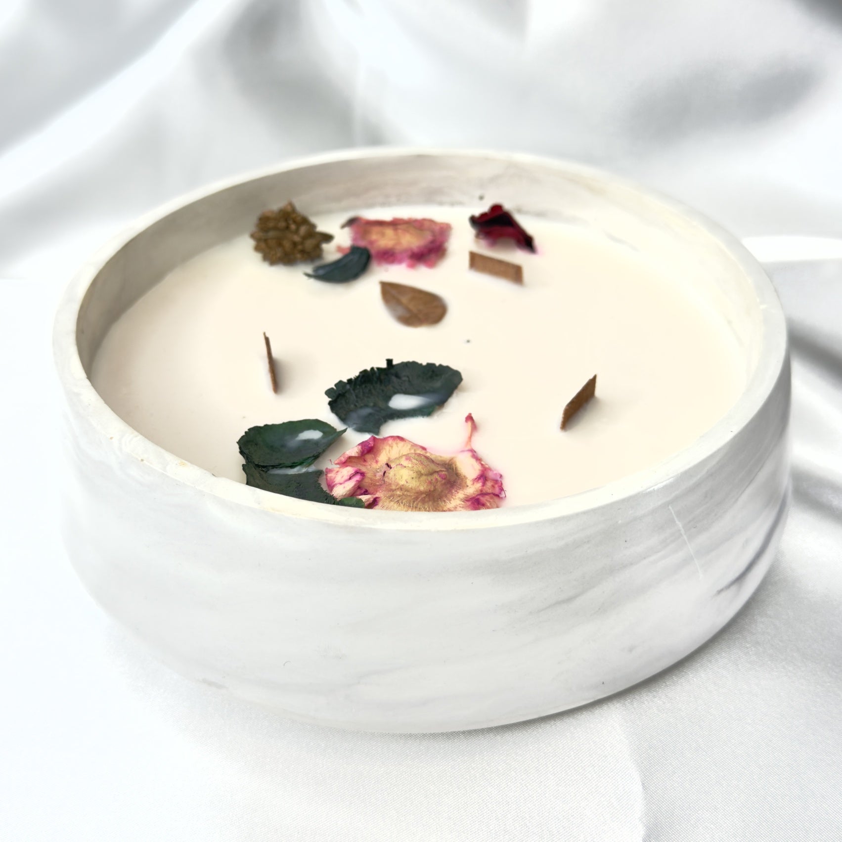 Vela grande redonda marmoleada blanco-gris con flores secas y aroma a caramelo salado, 600g
