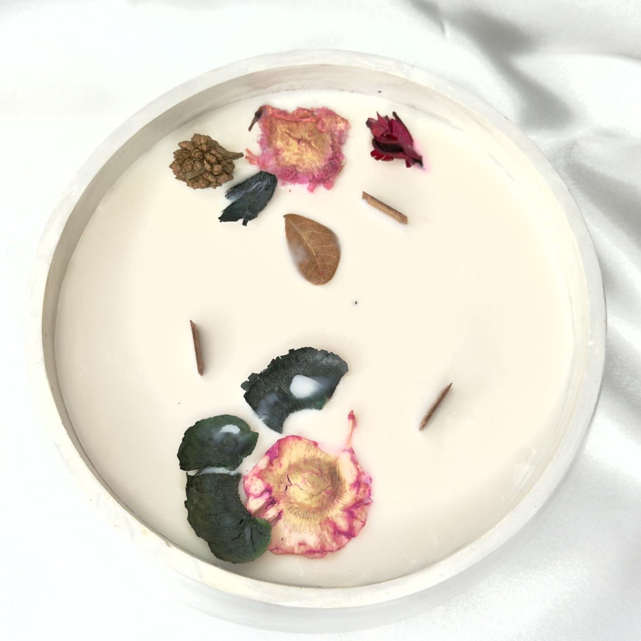 Vela grande redonda marmoleada blanco-gris con flores secas y aroma a caramelo salado, 600g