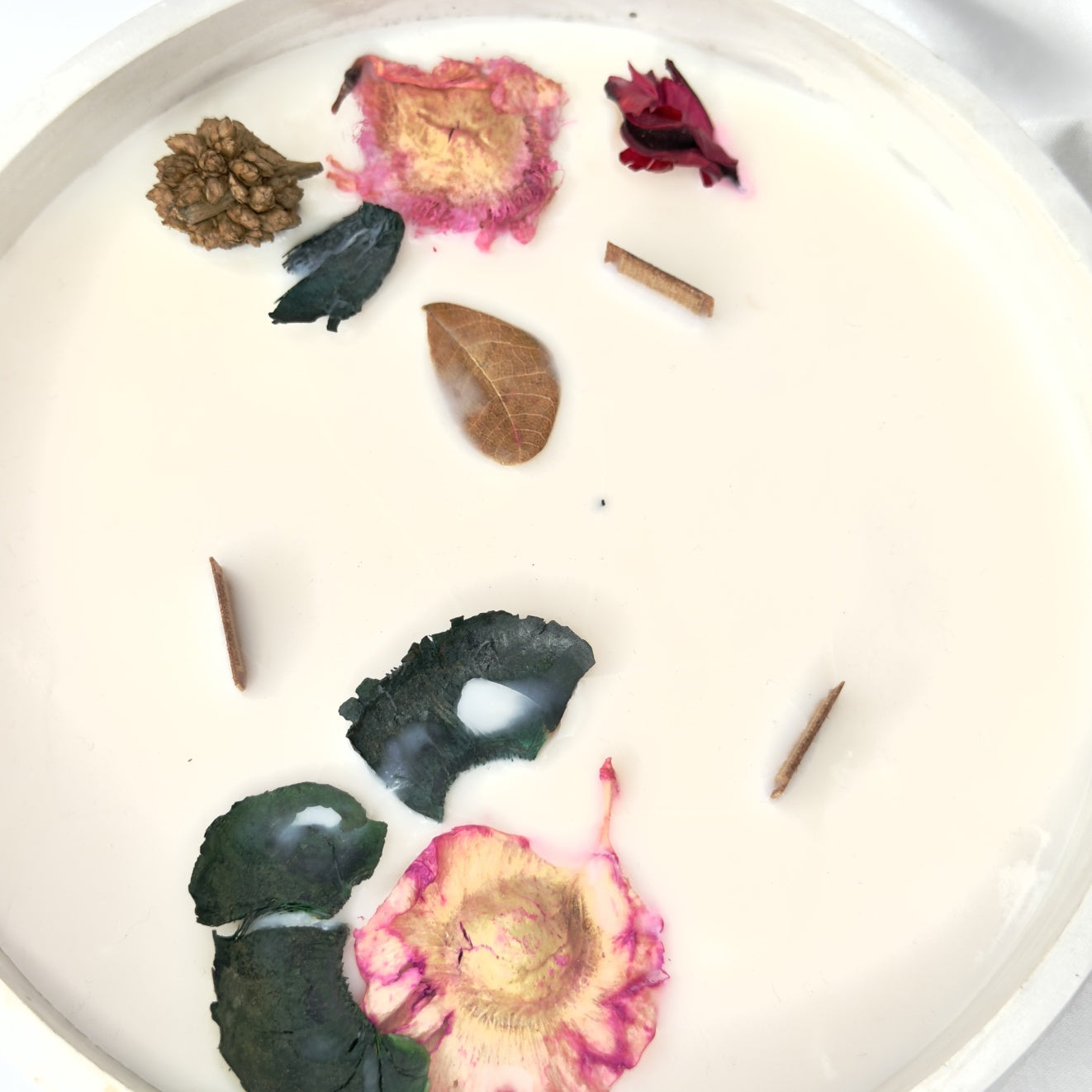 Vela grande redonda marmoleada blanco-gris con flores secas y aroma a caramelo salado, 600g