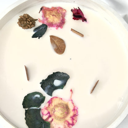 Vela grande redonda marmoleada blanco-gris con flores secas y aroma a caramelo salado, 600g