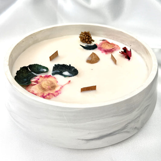 Vela grande redonda marmoleada blanco-gris con flores secas y aroma a caramelo salado, 600g