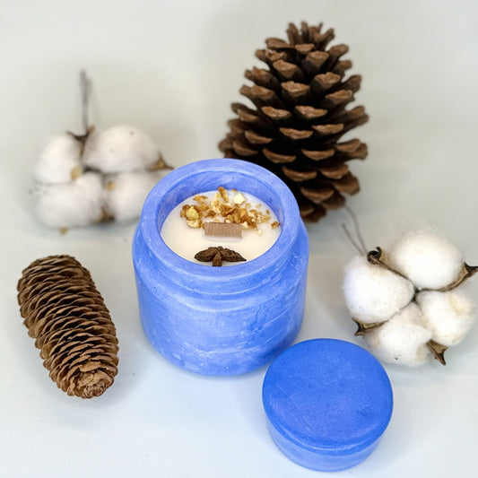 Vela Christmas Tree con tapa – Azul eléctrico y aroma a pino
