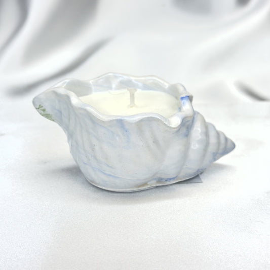 Vela en forma de concha blanca con vetas azul marino, hecha a mano en yeso con aroma a lavanda – 60g