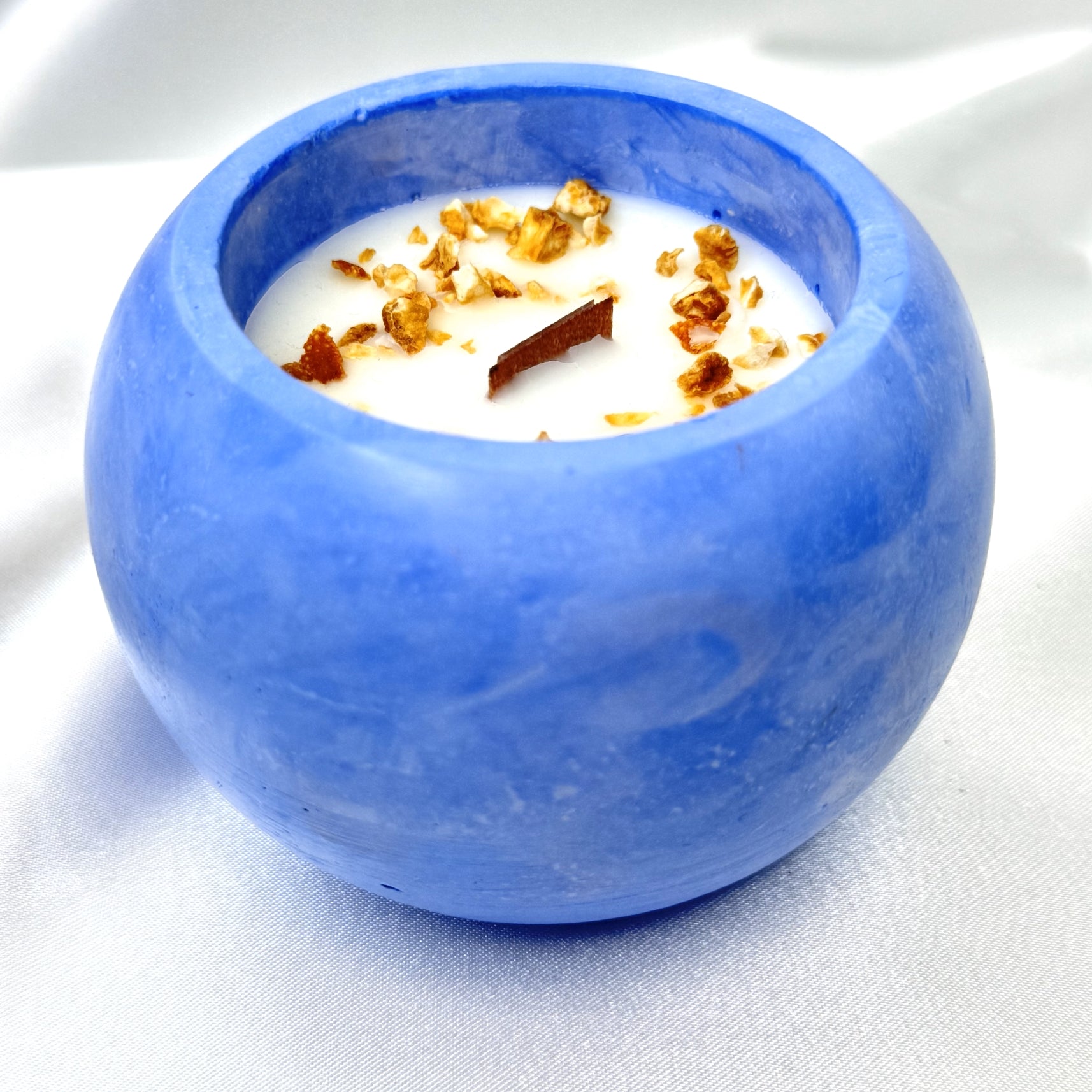 Vela esférica azul eléctrica con corteza de naranja, aroma té verde y pepino, 120g